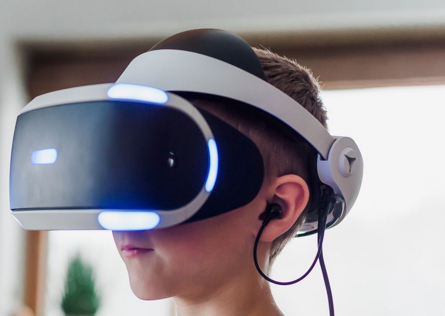 What enables a Virtual Reality Headset to create a three-dimensional perspective for the user?
